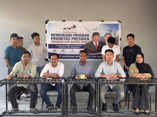 Direktur NTB Institute Gunawan Albima bersama apara aktivis mahasiwa menggelar konferensi pers mendukung keberlanjutan MBG dan Kopdes Merah Putih, Sabtu 27 Juni 2026 di Mataram.