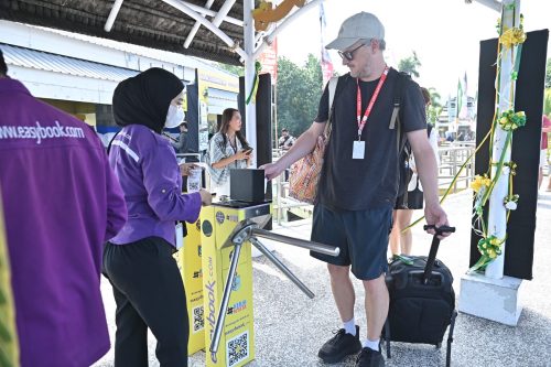 Seorang petugas melayani pembayaran e-ticketing di Pelabuhan Senggigi Lombok Barat. (Iba)