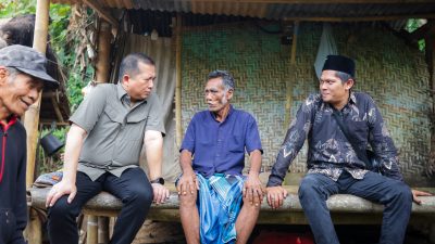 Gubernur NTB Lau Muhamad Iqbal bersama masyarakat meninjau desa berdaya di Kabupaten Lombok Barat. (Iba)
