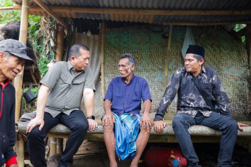Gubernur NTB Lau Muhamad Iqbal bersama masyarakat meninjau desa berdaya di Kabupaten Lombok Barat. (Iba)
