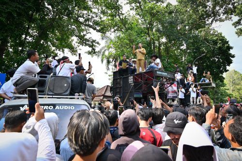 Gubernur NTB Lalu Muhamad Iqbal saat menemui ribuan massa aksi dukung MBG di depan kantor Gubernur NTB, Senin 22 Juni 2026 di Mataram. (Iba)
