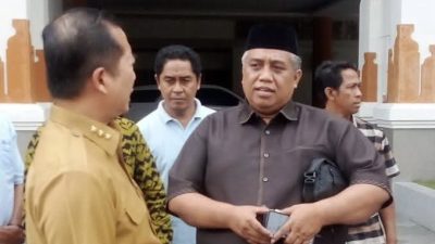 Anggota DPRD NTB Abdul Rauf saat berbicara dengan Gubernur Lalu Muhamad Iqbal. (Iba)