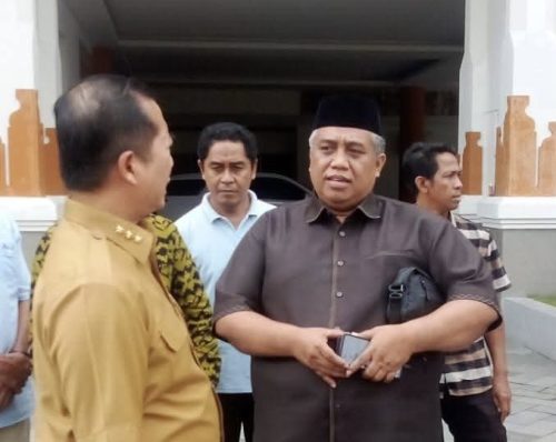 Anggota DPRD NTB Abdul Rauf saat berbicara dengan Gubernur Lalu Muhamad Iqbal. (Iba)
