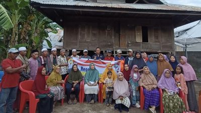 Anggota DPRD NTB Harwoto bersama konstituen di Dapilnya Bima dan Dompu saat menggelar reses beberapa waktu lalu. (Iba)