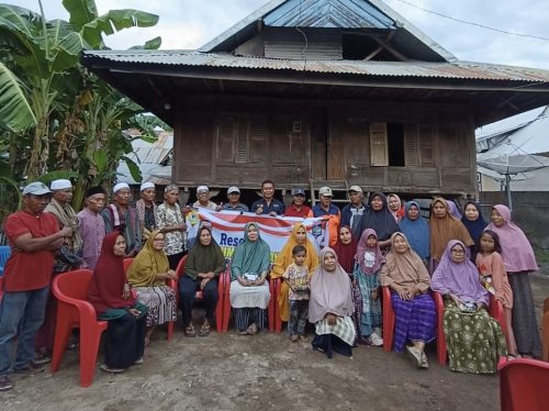 Anggota DPRD NTB Harwoto bersama konstituen di Dapilnya Bima dan Dompu saat menggelar reses beberapa waktu lalu. (Iba)