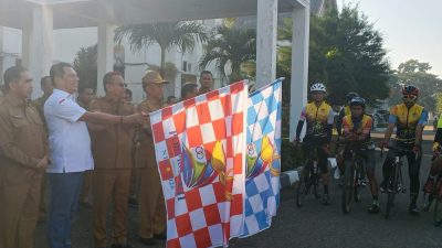 Kota Bima menjadi titik awal perjalanan Kirab Api Obor Pekan Olahraga Provinsi (PORPROV) NTB XII/2026. Dari halaman Kantor Wali Kota Bima, Senin (23/2026), api semangat olahraga resmi diberangkatkan untuk mengelilingi 10 kabupaten dan kota di NTB, sebelum tiba di Mataram pada pembukaan PORPROV. (Iba)