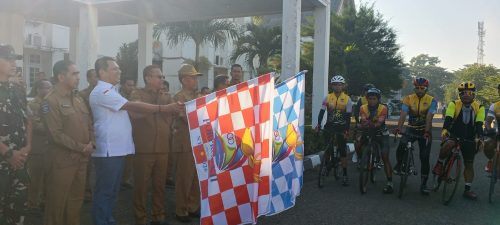 Kota Bima menjadi titik awal perjalanan Kirab Api Obor Pekan Olahraga Provinsi (PORPROV) NTB XII/2026. Dari halaman Kantor Wali Kota Bima, Senin (23/2026), api semangat olahraga resmi diberangkatkan untuk mengelilingi 10 kabupaten dan kota di NTB, sebelum tiba di Mataram pada pembukaan PORPROV. (Iba)