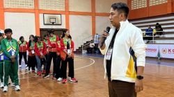 Ketua DPD PERBASI NTB, Mohamad Shalahuddin saat memberikan pengarahan pada atlet basket. (Iba)