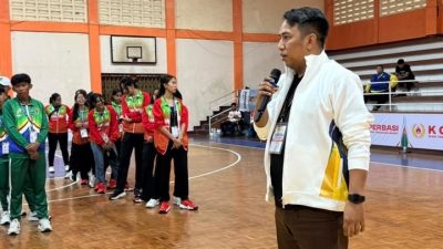 Ketua DPD PERBASI NTB, Mohamad Shalahuddin saat memberikan pengarahan pada atlet basket. (Iba)