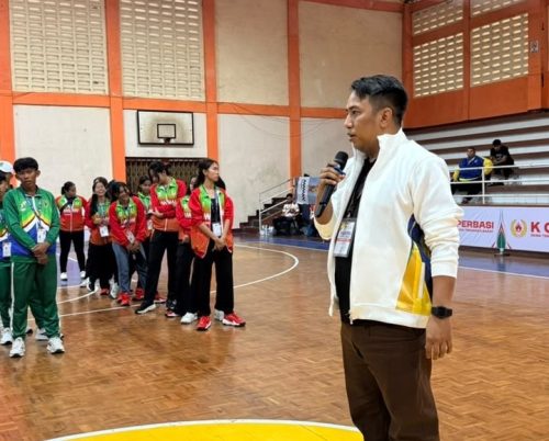 Ketua DPD PERBASI NTB, Mohamad Shalahuddin saat memberikan pengarahan pada atlet basket. (Iba)