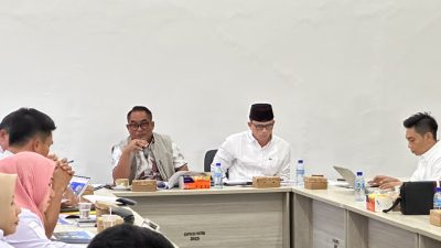 Sudirsah Sujanto dan Hasbullah Muis Konco memimpin RDP dengan jajaran PUPR/PKP NTB. (Iba)
