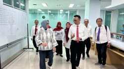 Memasuki babak baru setelah berhasil menuntaskan kewajiban utang kontraktual yang selama bertahun-tahun membebani ruang gerak institusi, RSUP Provinsi Nusa Tenggara Barat terus mempercepat langkah pembenahan dan transformasi. Salah satu ikhtiar tersebut ditandai dengan pelaksanaan Verifikasi Lapangan Rumah Sakit Pendidikan oleh tim verifikator Kementerian Kesehatan Republik Indonesia pada 29 Mei 2026. (Iba)