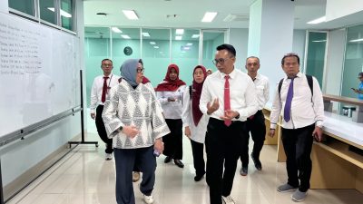 Memasuki babak baru setelah berhasil menuntaskan kewajiban utang kontraktual yang selama bertahun-tahun membebani ruang gerak institusi, RSUP Provinsi Nusa Tenggara Barat terus mempercepat langkah pembenahan dan transformasi. Salah satu ikhtiar tersebut ditandai dengan pelaksanaan Verifikasi Lapangan Rumah Sakit Pendidikan oleh tim verifikator Kementerian Kesehatan Republik Indonesia pada 29 Mei 2026. (Iba)