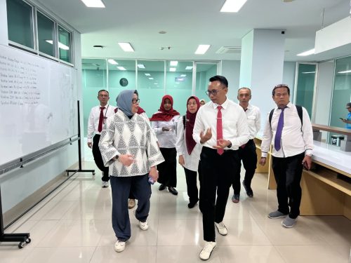 Memasuki babak baru setelah berhasil menuntaskan kewajiban utang kontraktual yang selama bertahun-tahun membebani ruang gerak institusi, RSUP Provinsi Nusa Tenggara Barat terus mempercepat langkah pembenahan dan transformasi. Salah satu ikhtiar tersebut ditandai dengan pelaksanaan Verifikasi Lapangan Rumah Sakit Pendidikan oleh tim verifikator Kementerian Kesehatan Republik Indonesia pada 29 Mei 2026. (Iba)