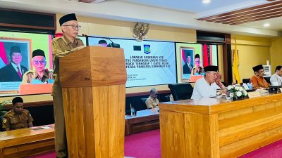 Sekretaris Daerah, Abul Chair saat sidang paripurna pembahasan Ranperda Konversi BPR Syariah inisiatif Pemprov di ruang sidang utama kantor Gubernur, Selasa (02/06).