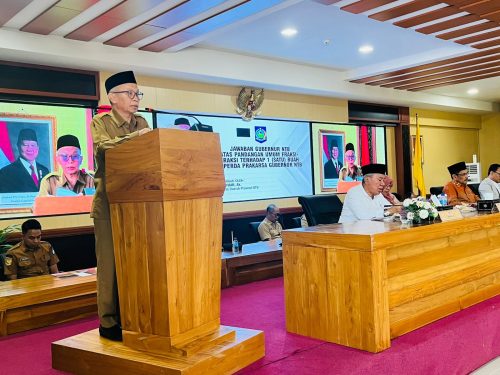 Sekretaris Daerah, Abul Chair saat sidang paripurna pembahasan Ranperda Konversi BPR Syariah inisiatif Pemprov di ruang sidang utama kantor Gubernur, Selasa (02/06).