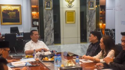 Pemerintah Provinsi Nusa Tenggara Barat (NTB) terus memperkuat langkah menuju target Net Zero Emission (NZE) 2050. Komitmen tersebut mengemuka saat Gubernur NTB, Lalu Muhamad Iqbal, menerima audiensi Chief Executive Officer Institute for Essential Services Reform, Fabby Tumiwa, bersama rombongan di ruang kerjanya, Rabu (3/6/26). (Iba)