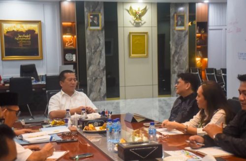 Pemerintah Provinsi Nusa Tenggara Barat (NTB) terus memperkuat langkah menuju target Net Zero Emission (NZE) 2050. Komitmen tersebut mengemuka saat Gubernur NTB, Lalu Muhamad Iqbal, menerima audiensi Chief Executive Officer Institute for Essential Services Reform, Fabby Tumiwa, bersama rombongan di ruang kerjanya, Rabu (3/6/26). (Iba)