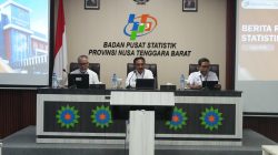 Kepala Badan Pusat Statistik (BPS) Provinsi NTB, Dr. Drs. Wahyudin, M.M., dalam Rilis Berita Resmi Statistik di Aula Tambora BPS NTB, Selasa (2/6).