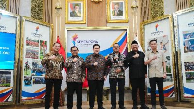 Gubernur Nusa Tenggara Barat (NTB) Lalu Muhamad Iqbal secara resmi menerima Surat Keputusan (SK) Penetapan Tuan Rumah Pekan Olahraga Nasional (PON) XXII Tahun 2028 dari Menteri Pemuda dan Olahraga RI, Erick Thohir, dalam rapat koordinasi di Kantor Kementerian Pemuda dan Olahraga, Selasa (23/6/2026). (Iba)
