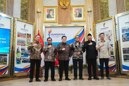 Gubernur Nusa Tenggara Barat (NTB) Lalu Muhamad Iqbal secara resmi menerima Surat Keputusan (SK) Penetapan Tuan Rumah Pekan Olahraga Nasional (PON) XXII Tahun 2028 dari Menteri Pemuda dan Olahraga RI, Erick Thohir, dalam rapat koordinasi di Kantor Kementerian Pemuda dan Olahraga, Selasa (23/6/2026). (Iba)