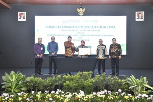 Bank NTB Syariah resmi kembali menjadi penyalur Kredit Usaha Rakyat (KUR) pada 2026 setelah menandatangani Perjanjian Kerja Sama Pembiayaan (PKP) KUR bersama Kementerian Usaha Mikro, Kecil, dan Menengah (UMKM) RI. (Iba)