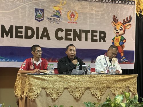 Ketua Umum KONI NTB Mori Hanafi didampingi Sekretaris Nurhaidin dan perwakilan Dinas Pemuda dan Olahraga Agus Sumayadi saat konferensi pers, Kamis 16 Juli 2026 di Mataram. (Iba)