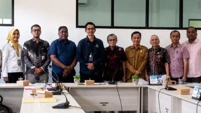 Ketua Bapemperda DPRD NTB Ali Usman Alkhairi bersama Ombudsman. (Iba)