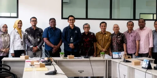 Ketua Bapemperda DPRD NTB Ali Usman Alkhairi bersama Ombudsman. (Iba)