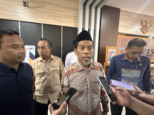 Anggota Komisi V DPR RI Abdul Hadi didampingi Mori Hanafi, Kadis PUPR NTB, Wakil Ketua DPRD NTB usai rapat koordinasi dengan Satuan Kerja Kementerian PU di Mataram. (Iba)