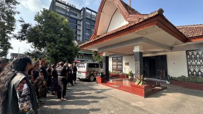 Puluhan massa dari Laskar Sasak saat menggelar aksi di kantor Diskominfotik NTB, Jumat 3 Juli 2026. (Iba)