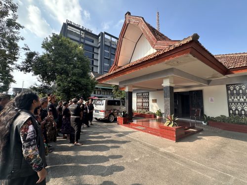 Puluhan massa dari Laskar Sasak saat menggelar aksi di kantor Diskominfotik NTB, Jumat 3 Juli 2026. (Iba)