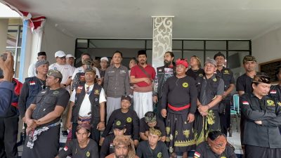 Puluhan massa dari Laskar Sasak dipimpin Ketua Umum Lalu Muhammad Ali Sadikin memberikan dukungan kepada jajaran Dinas Dikpora NTB saat menggelar aksi, Jumat 3 Juli 2026 di kantor Dikpora NTB. (Iba)