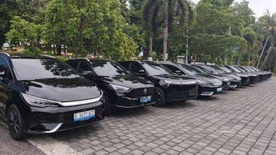 Puluhan mobil listrik terparkir di Dinas Perhubungan NTB. (Iba)