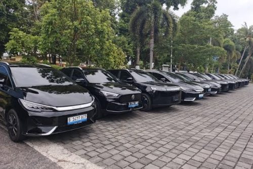 Puluhan mobil listrik terparkir di Dinas Perhubungan NTB. (Iba)