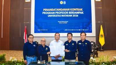 Gubernur NTB Lalu Muhamad Iqbal bersama Rektor Unram Prof Sukardi dan sejumlah guru besar saat melakukan MoU perkuat desa berdaya. (Iba)
