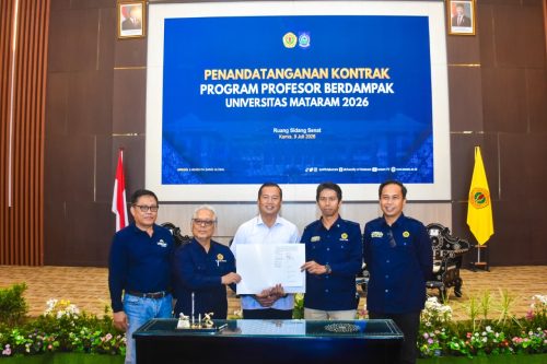 Gubernur NTB Lalu Muhamad Iqbal bersama Rektor Unram Prof Sukardi dan sejumlah guru besar saat melakukan MoU perkuat desa berdaya. (Iba)