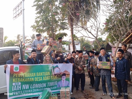 Institut Agama Islam (IAI) Hamzanwadi Lombok Timur menunjukkan kepedulian terhadap warga terdampak kebakaran di Desa Adat Sade, Desa Rembitan, Kecamatan Pujut, Kabupaten Lombok Tengah, Nusa Tenggara Barat (NTB). (Iba)