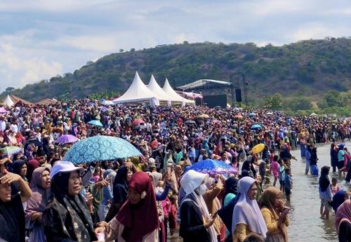 Pemerintah Desa Sangiang, Kecamatan Wera, Kabupaten Bima, kembali akan menggelar Festival Sangiang Api (FSA) 2026 pada akhir Agustus 2026. Festival tahunan tersebut diproyeksikan menjadi panggung besar untuk memperkenalkan sejarah, budaya, serta potensi wisata Pulau Sangiang kepada masyarakat Indonesia hingga dunia internasional. (Iba)