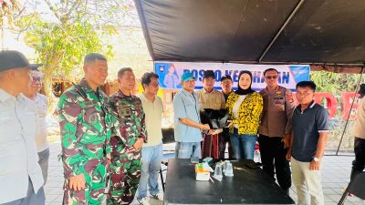 Wakil Ketua DPR RI Sari Yuliati saat menyerahkan bantuan kepada korban kebakaran di Desa Sade Lombok Tengah. (Iba)