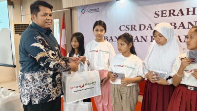 Penyaluran bantuan kacamata gratis bagi 220 pelajar Sekolah Dasar (SD) dan Sekolah Menengah Pertama (SMP) yang tersebar di 16 kabupaten/kota di Jawa Timur. Penyerahan bantuan secara simbolis berlangsung di Kantor Bank Jatim Cabang Kediri, Kamis (23/7). (Iba)