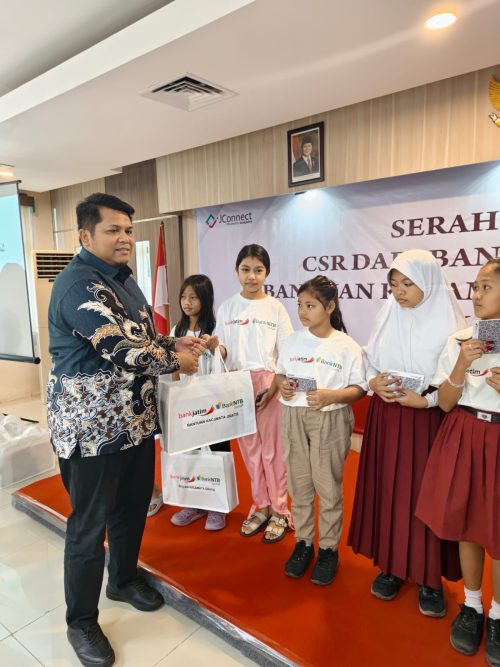 Penyaluran bantuan kacamata gratis bagi 220 pelajar Sekolah Dasar (SD) dan Sekolah Menengah Pertama (SMP) yang tersebar di 16 kabupaten/kota di Jawa Timur. Penyerahan bantuan secara simbolis berlangsung di Kantor Bank Jatim Cabang Kediri, Kamis (23/7). (Iba)