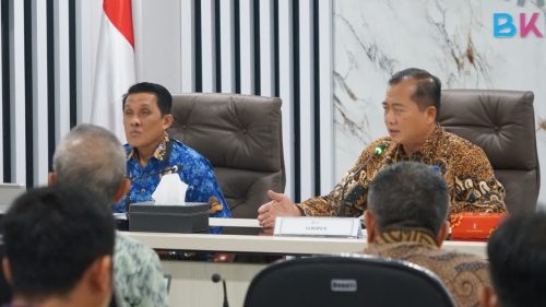 Pemerintah Provinsi Nusa Tenggara Barat (NTB) selangkah lagi menerapkan Sistem Manajemen Talenta sebagai dasar pengembangan karier Aparatur Sipil Negara (ASN). Kesiapan tersebut mendapat apresiasi dari Badan Kepegawaian Negara (BKN) RI setelah Gubernur NTB Lalu Muhamad Iqbal memaparkan pembangunan Sistem Manajemen Talenta di hadapan jajaran BKN RI di Kantor BKN, Jakarta, Kamis (6/8). (Iba)