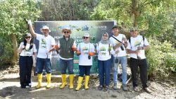 Kegiatan penanaman mangrove ini digelar dalam rangka memperingati Hari Mangrove Sedunia sekaligus menjadi bagian dari rangkaian peringatan Hari Ulang Tahun (HUT) Bank NTB Syariah ke-62. (Iba)