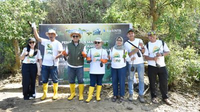 Kegiatan penanaman mangrove ini digelar dalam rangka memperingati Hari Mangrove Sedunia sekaligus menjadi bagian dari rangkaian peringatan Hari Ulang Tahun (HUT) Bank NTB Syariah ke-62. (Iba)
