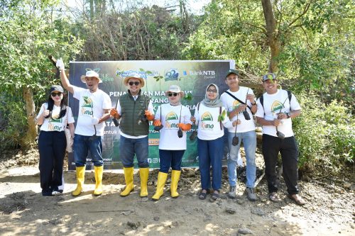 Kegiatan penanaman mangrove ini digelar dalam rangka memperingati Hari Mangrove Sedunia sekaligus menjadi bagian dari rangkaian peringatan Hari Ulang Tahun (HUT) Bank NTB Syariah ke-62. (Iba)
