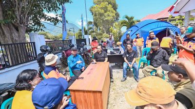 Gubernur NTB Lalu Muhamad Iqbal saat berbincang dengan posko NTB di Dusun Dampe, Desa Satar Pudut, Kecamatan Lamba Leda Utara NTT. (Iba)