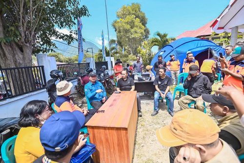 Gubernur NTB Lalu Muhamad Iqbal saat berbincang dengan posko NTB di Dusun Dampe, Desa Satar Pudut, Kecamatan Lamba Leda Utara NTT. (Iba)