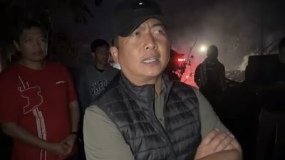 Gubernur NTB Lalu Muhamad Iqbal saat meninjau kebakaran Desa Sade Lombok Tengah. (Iba)