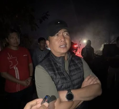 Gubernur NTB Lalu Muhamad Iqbal saat meninjau kebakaran Desa Sade Lombok Tengah. (Iba)